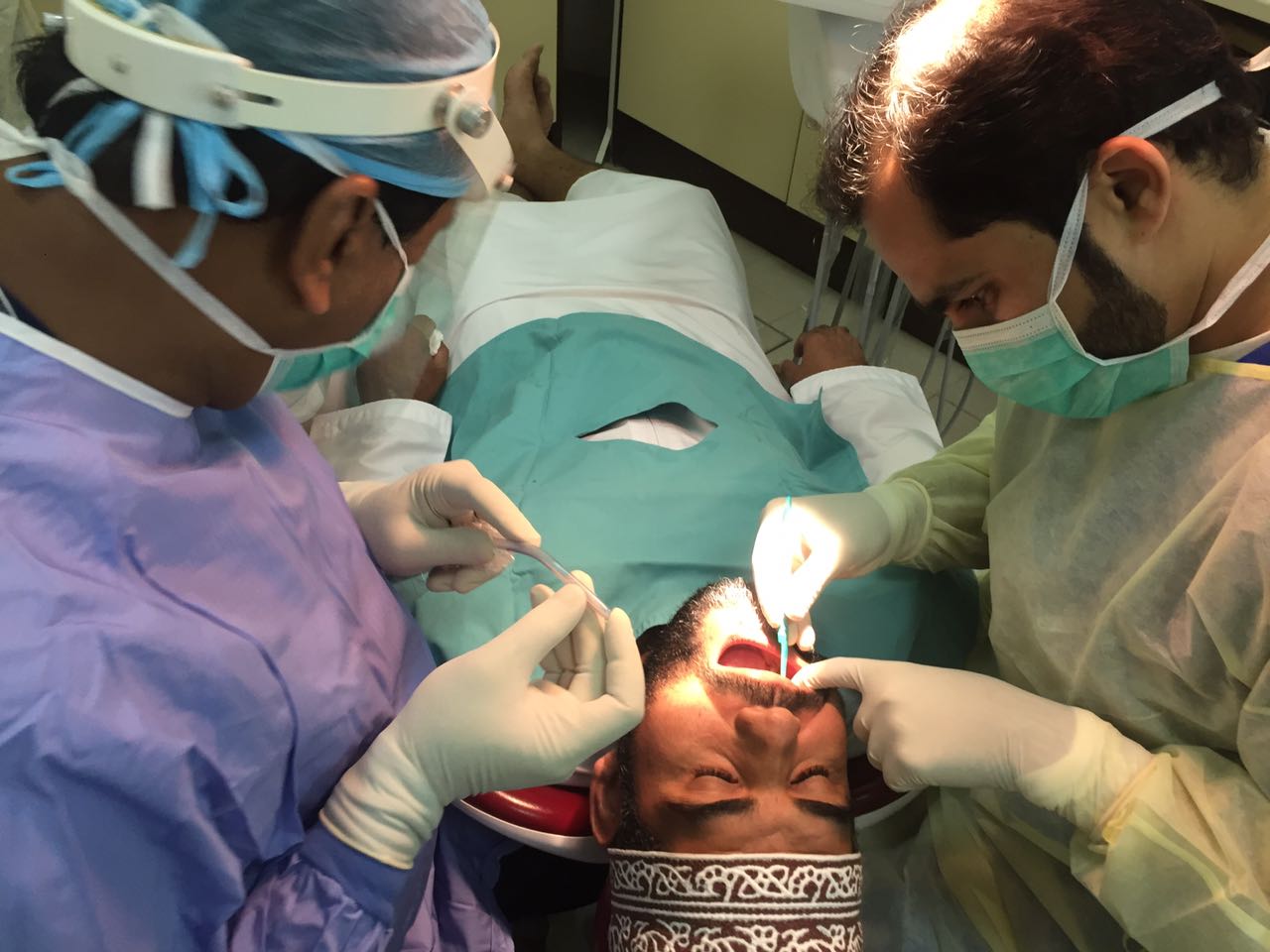 مستشفى عبري يدشن خدمة زراعة الأسنان
