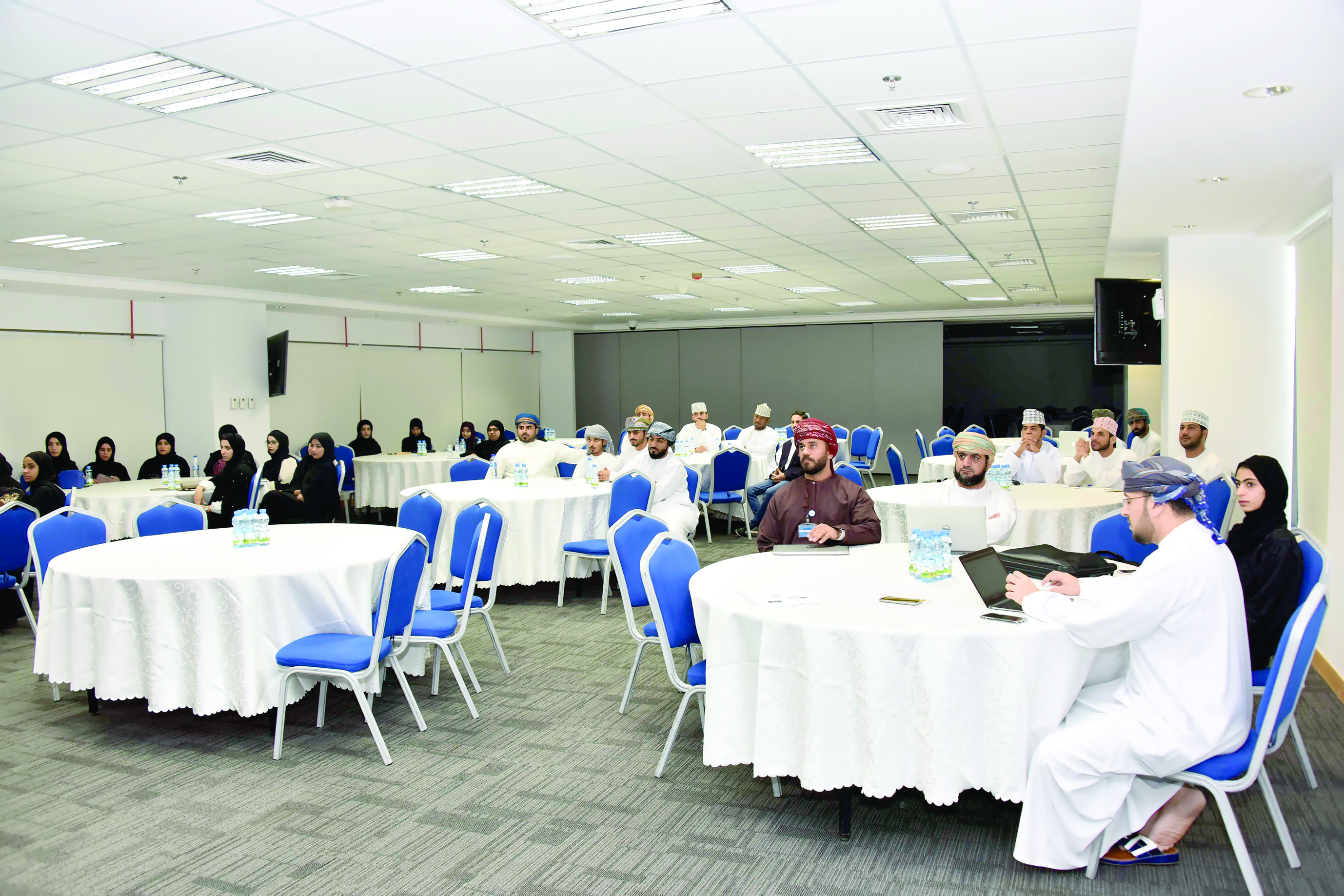 عمانتل تدعم سوق العمل المحلي بكوادر وطنية متدربة