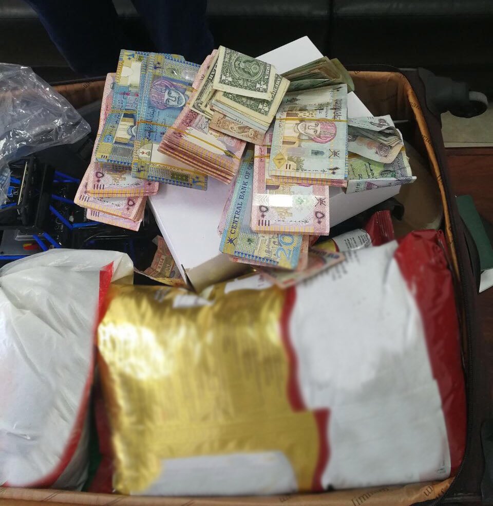 القبض على شخص سرق أكثر من 17 ألف ريال عماني من امرأة آسيوية ببركاء