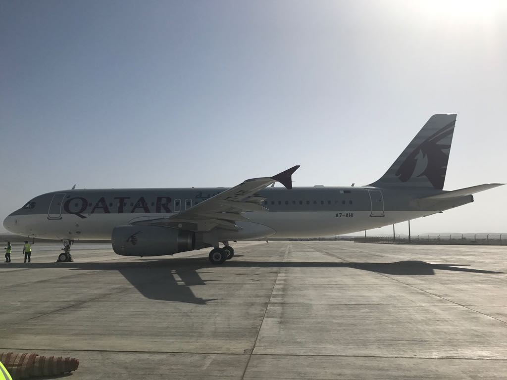 بالصور.. وصول أول طائرة قطرية إلى صحار