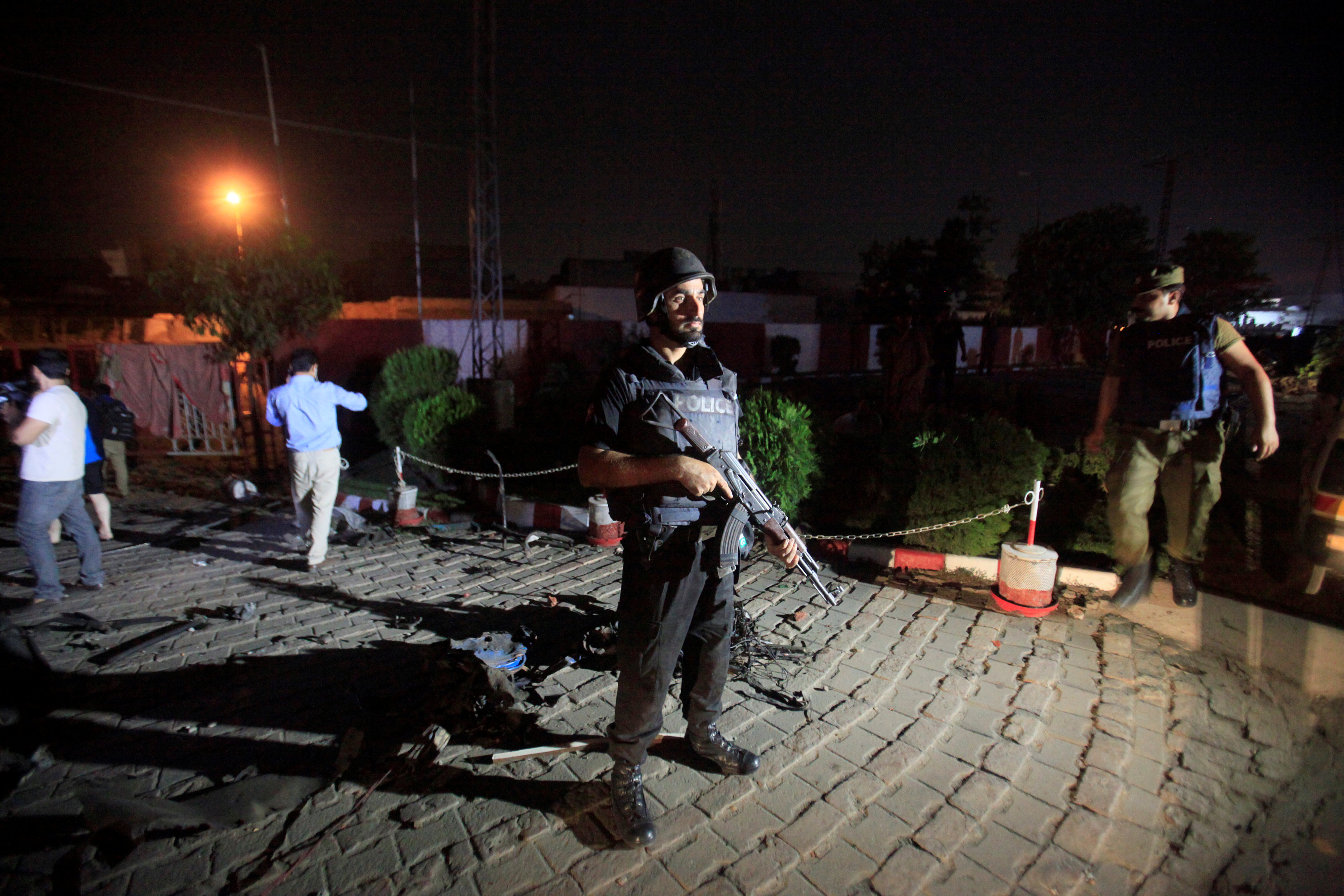 Pakistan police kill militants in Lahore after bomb kills one