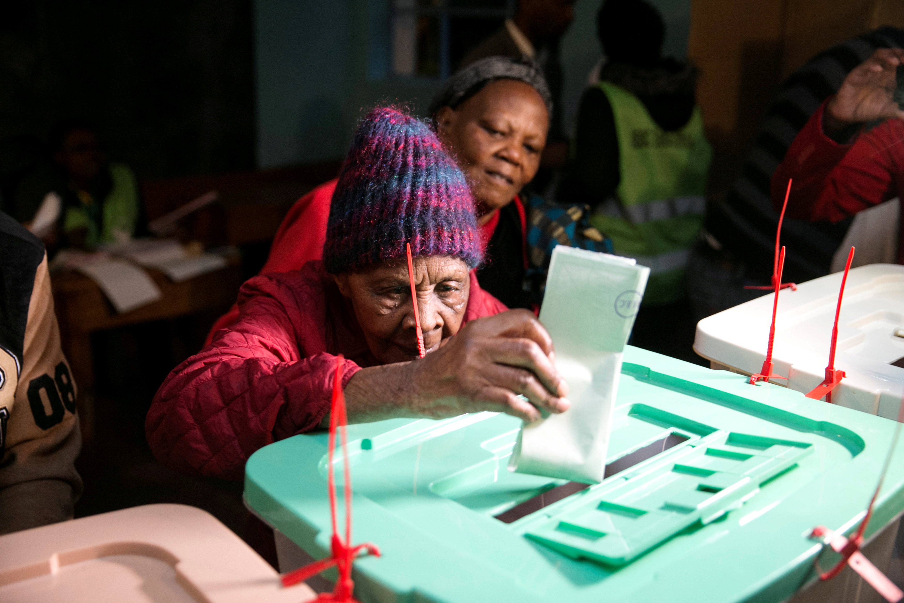 Kenyans vote as Kenyatta, Odinga face off for second time