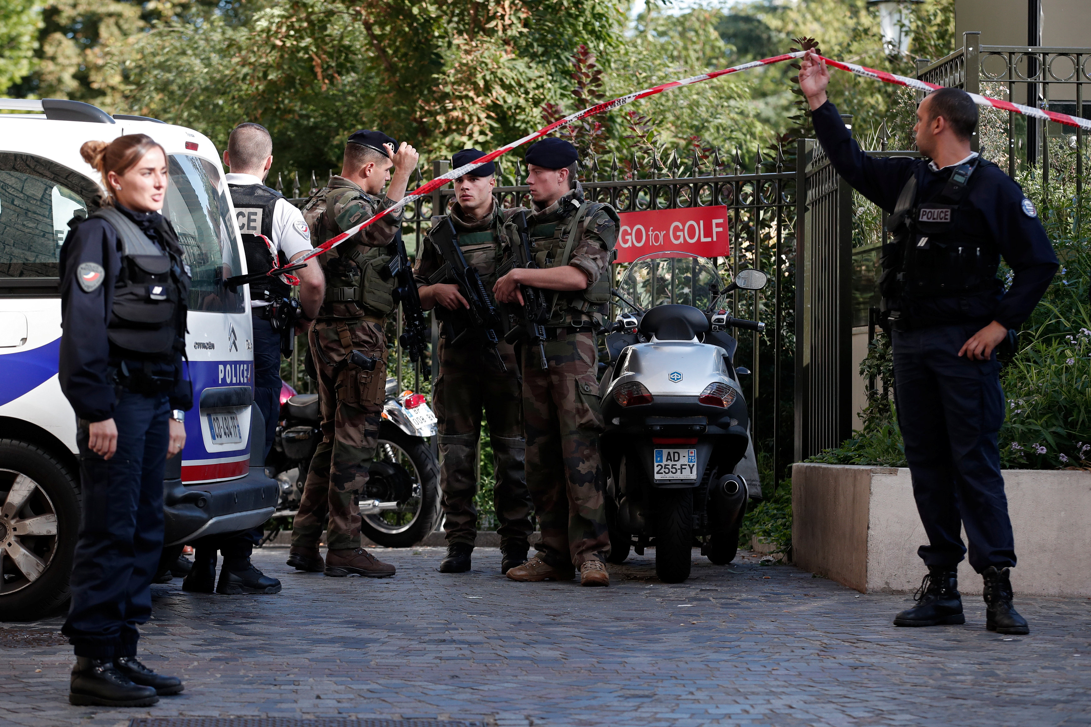 سيّارة تصدم عسكريين في ضاحية باريس وتوقع ستة جرحى