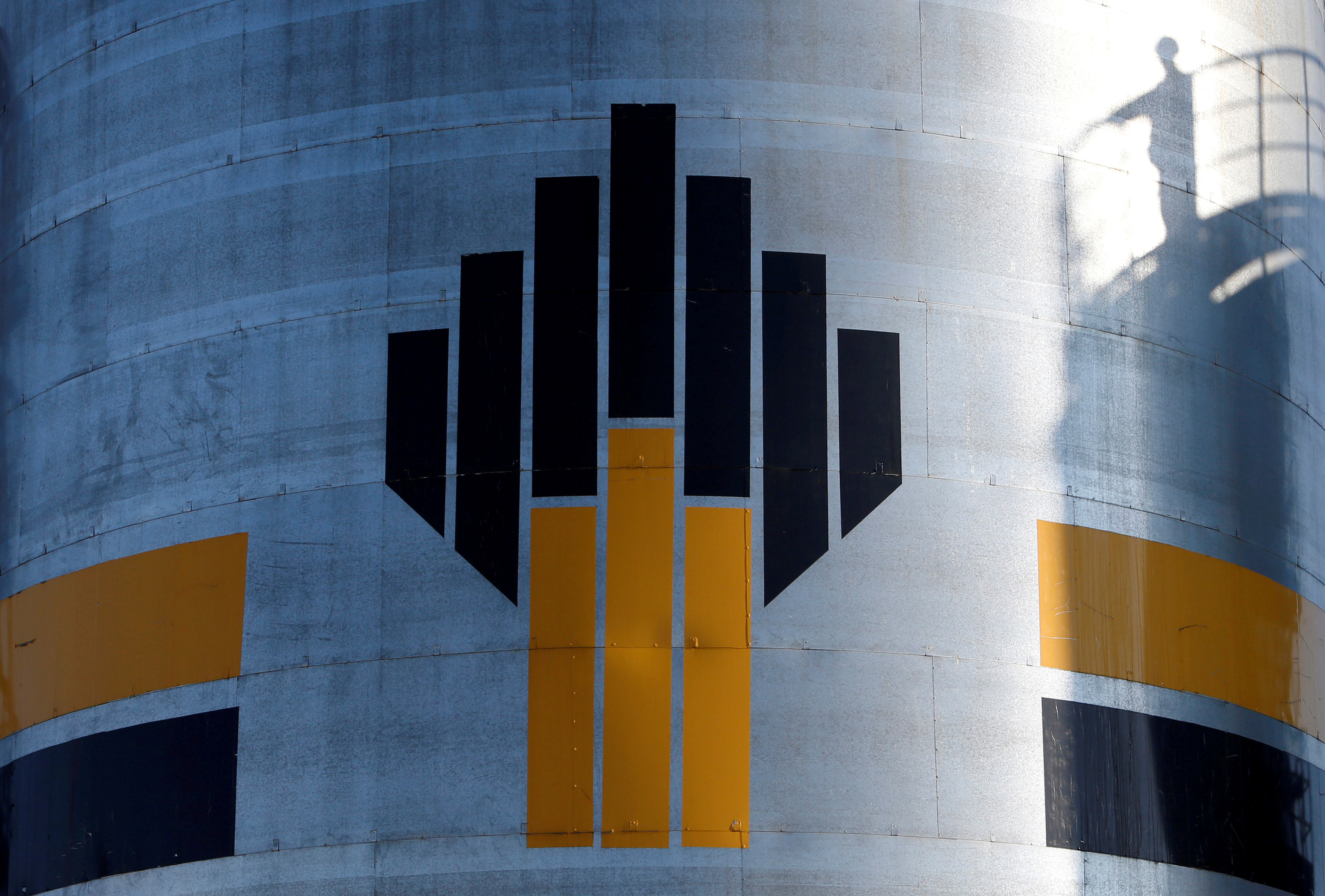 Glencore sale of Rosneft stake earns rivals' respect, bankers' relief