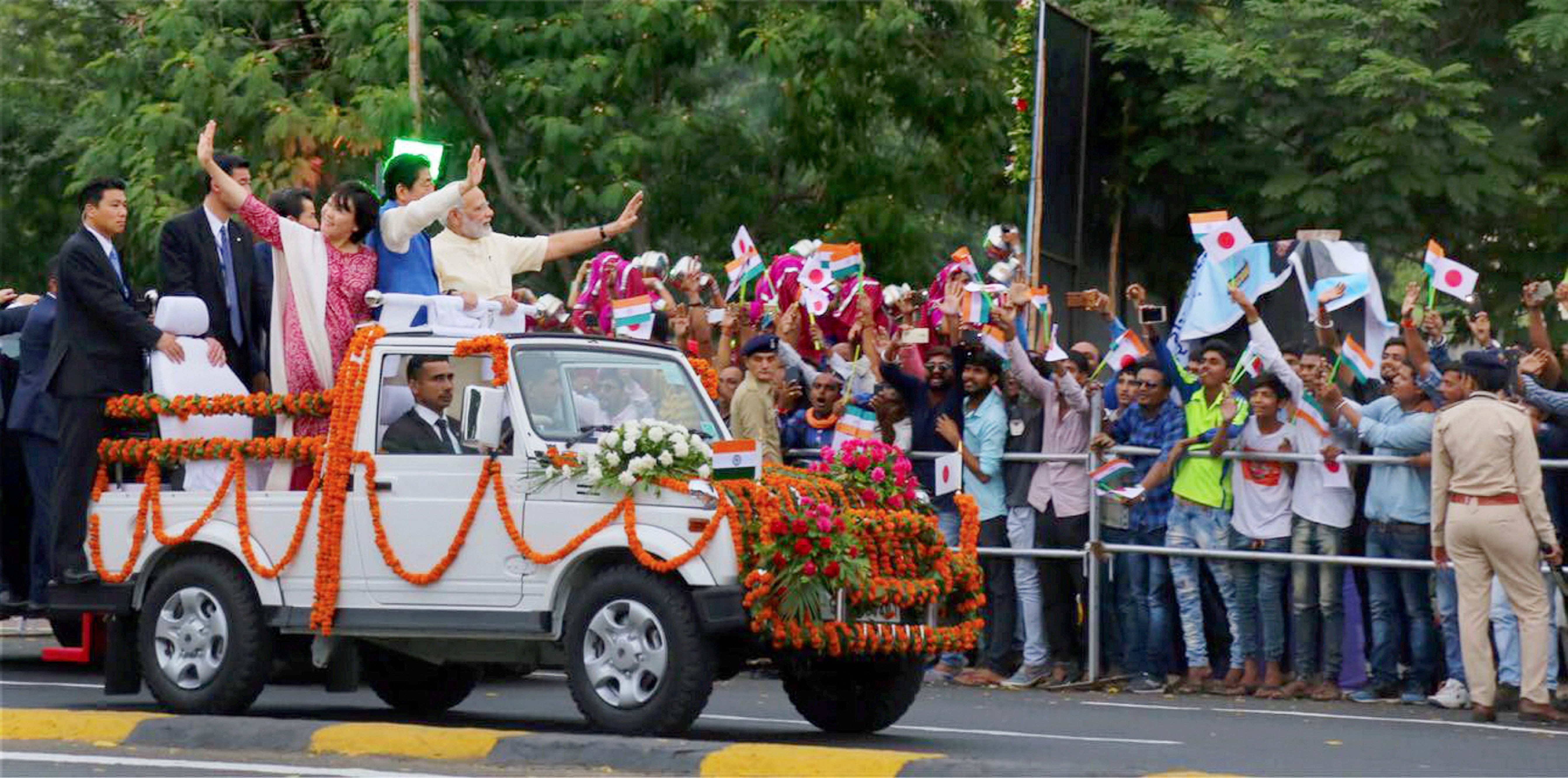 Modi, Abe hold road show in Indian city of Ahmedabad