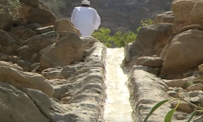بالفيديو: شاهد براعة العمانيين في شق القنوات المائية وسط صخر الجبال