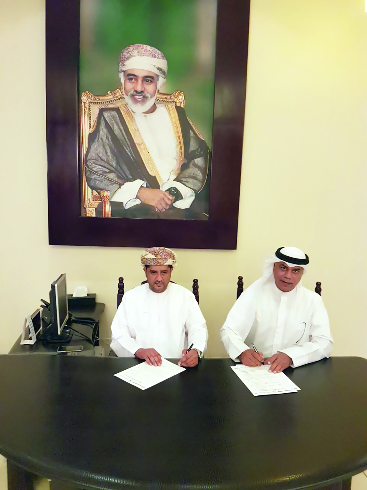 وفد الاتحاد العربي للطائرة يزور السلطنة