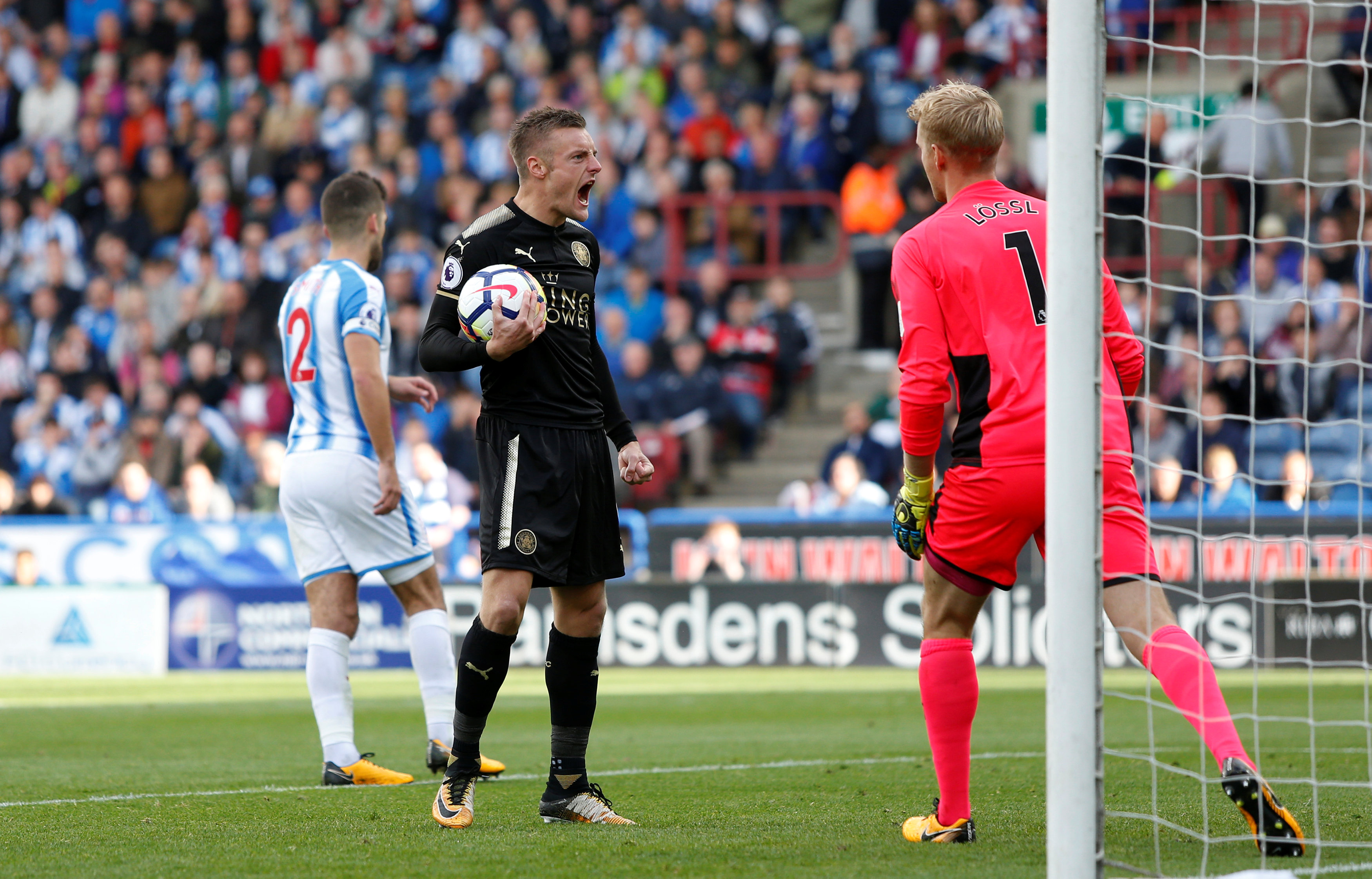 Football: Leicester City's Jamie Vardy earns 1-1 draw at Huddersfield Town