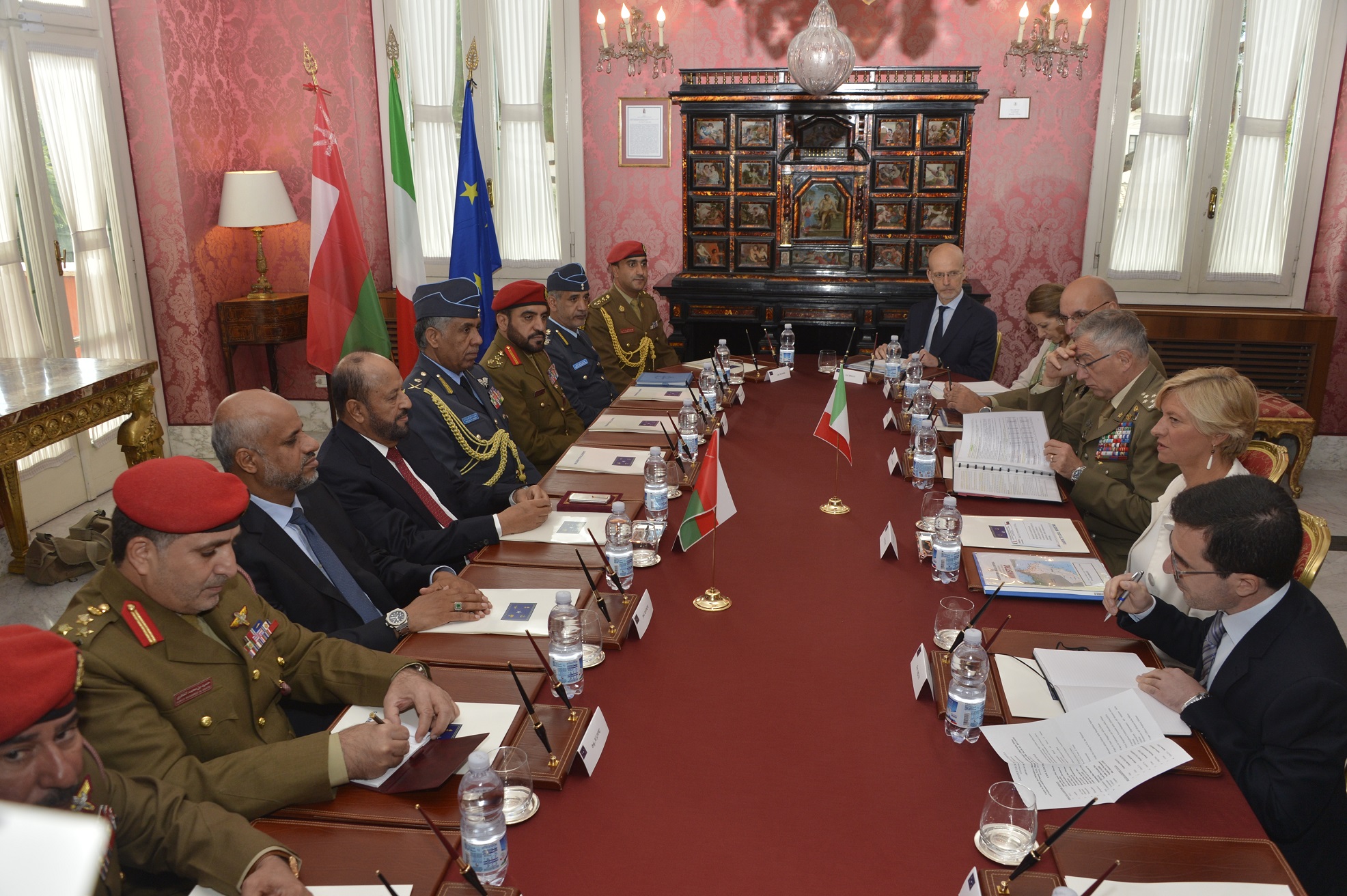 بدر بن سعود يعقد جلسة مباحثات رسمية في إيطاليا