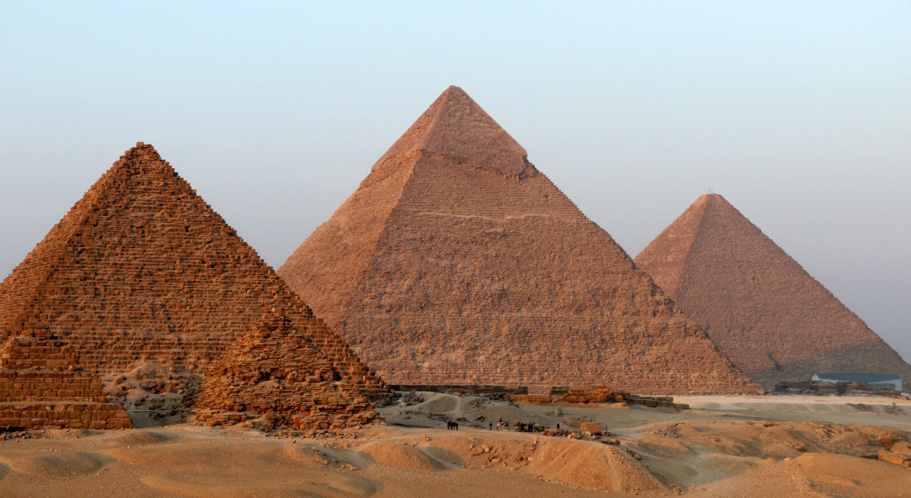 أسرار جديدة حول لغز بناء الأهرامات المصرية