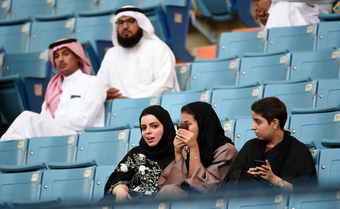بالصور.. لأول مرة السعودية تسمح للنساء بدخول استاد رياضي في اليوم الوطني