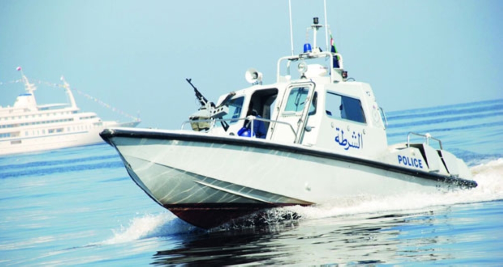ضبط قاربي تهريب ومساعدة قاربي صيد في مسندم