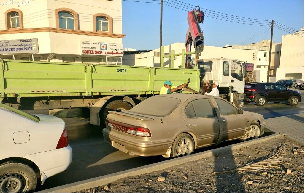 بالصور: بدء إزالة المركبات المهملة من شوارع ولاية مطرح