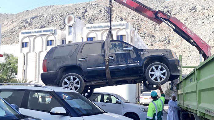 Muscat Municipality begins towing abandoned cars in Muttrah
