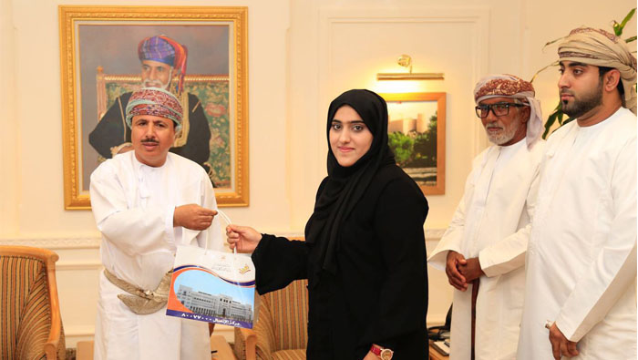 Minister of Manpower Al Bakri honours girl who excelled in Netriders Competition