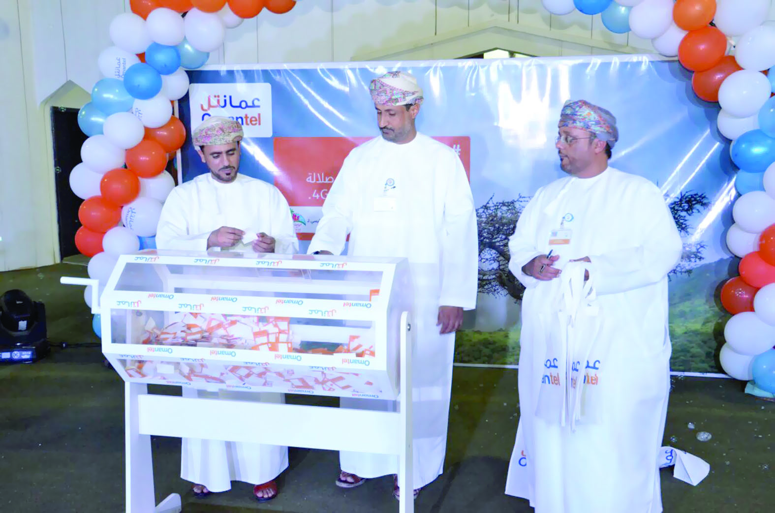 عمانتل تساهم في نجاح مهرجان صلالة السياحي