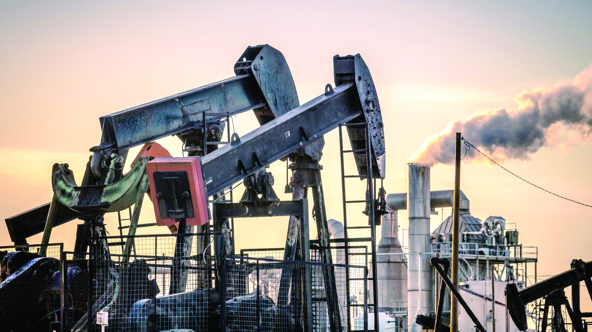 النفط يرتفع وتوقعات بتوازن العرض والطلب في 2018