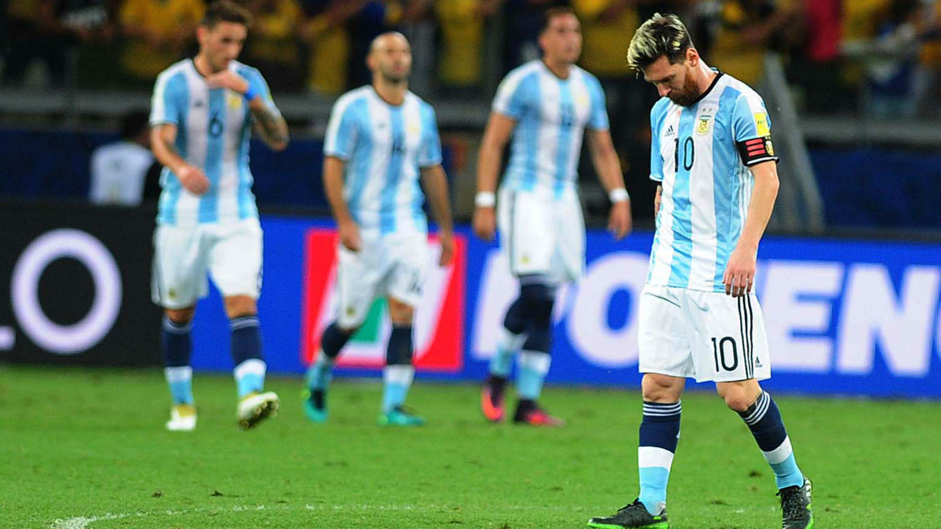 لماذا طالب البرازيليون من منتخبهم خسارة مباراة تشيلي؟