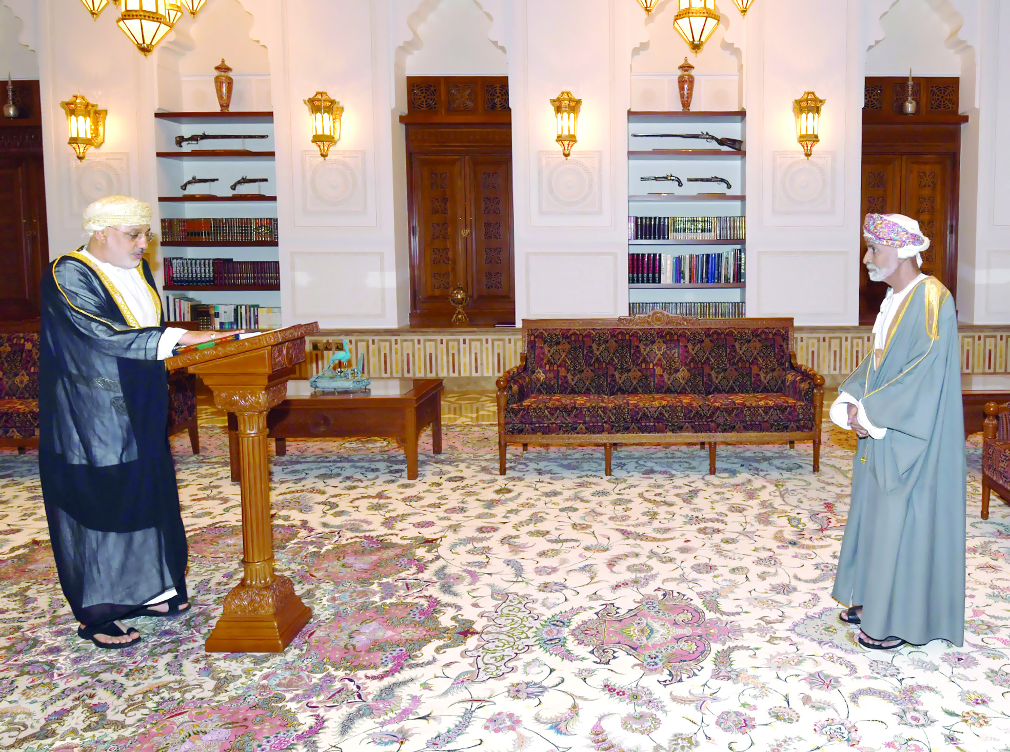 بالفيديو: أمام المقام السامي.. عدد من السفراء يؤدون قسم اليمين