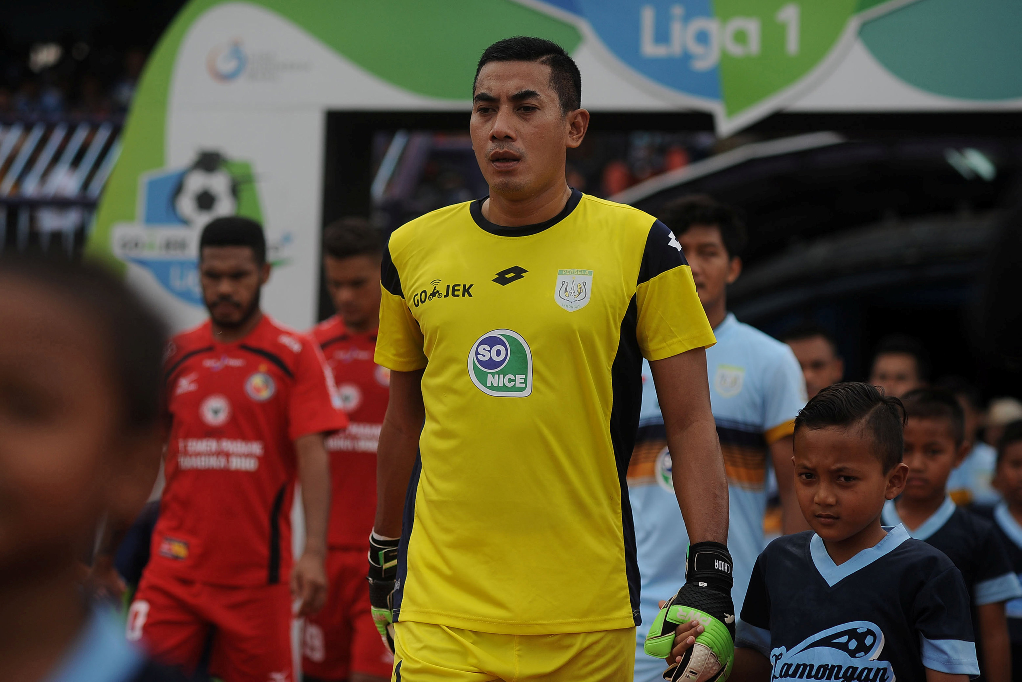 Indonesian fans mourn death of soccer goalkeeper in collision with team mate