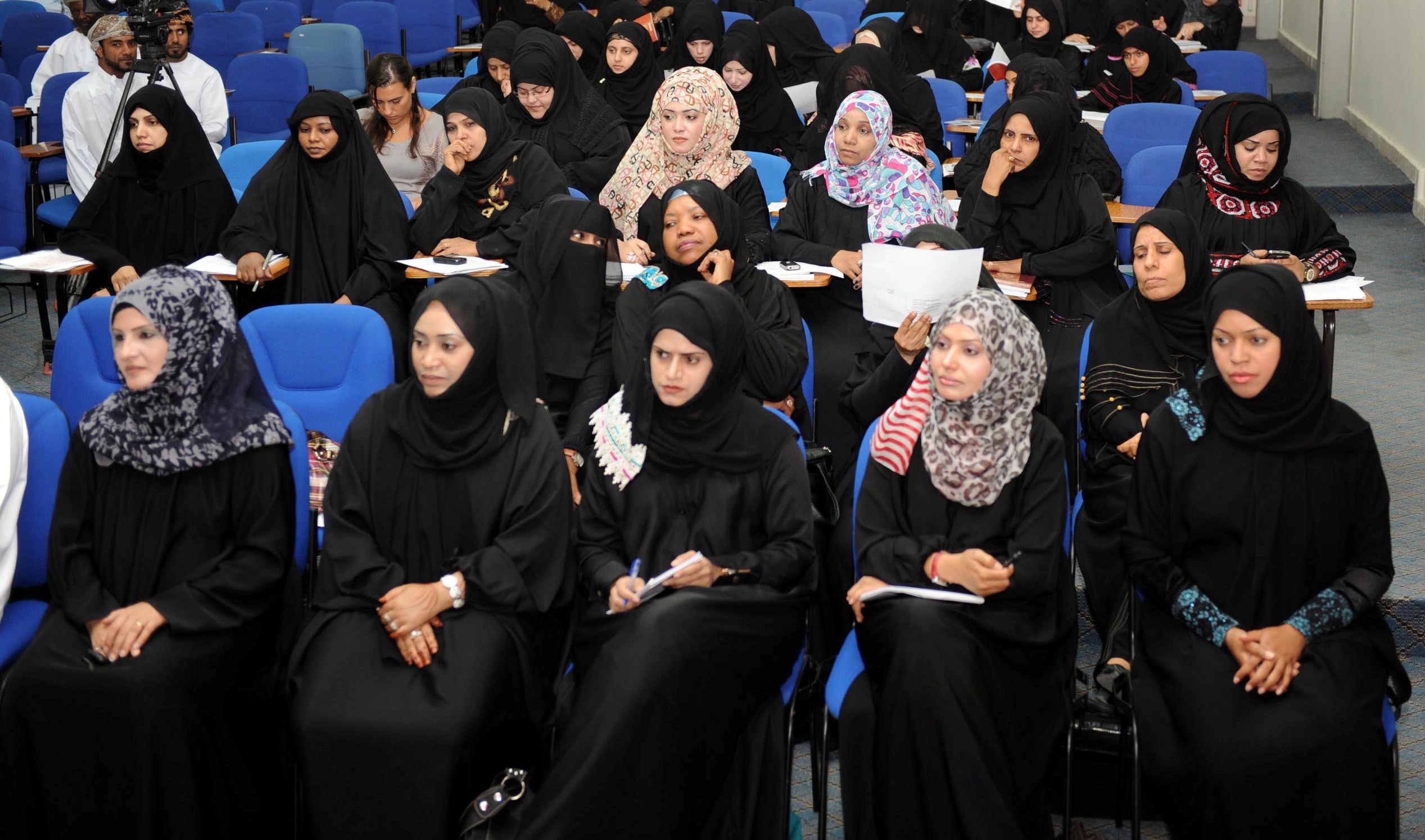 9 أرقام تؤكد جدارة المرأة العُمانية بثقة صاحب الجلالة