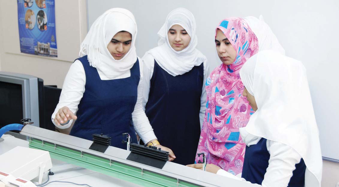كيف ومتى بدأت فكرة إحتفال السلطنة بيوم المرأة العمانية