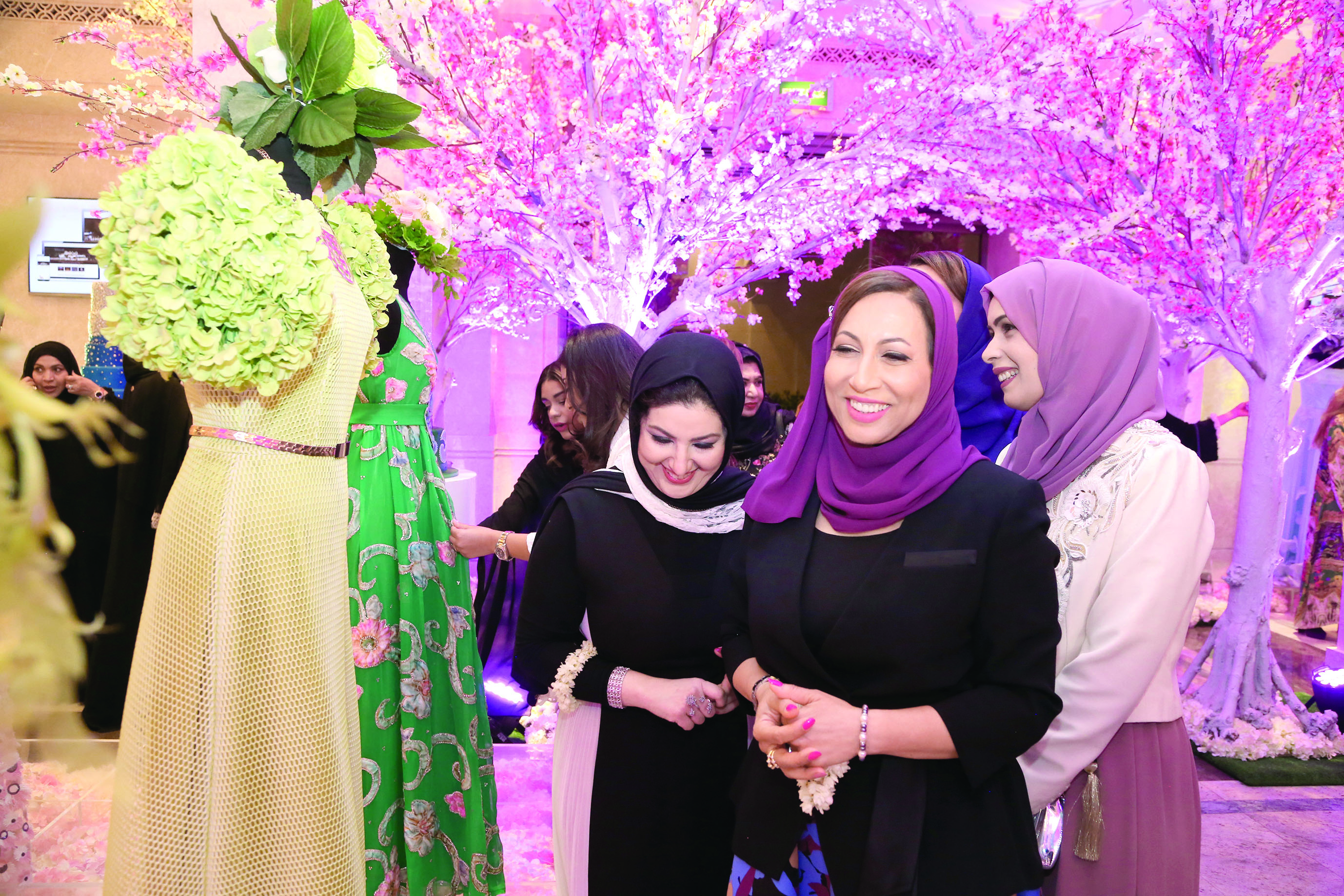 مصممة تقدم 28 فستاناً تحمل ثيمة وردة السلطان