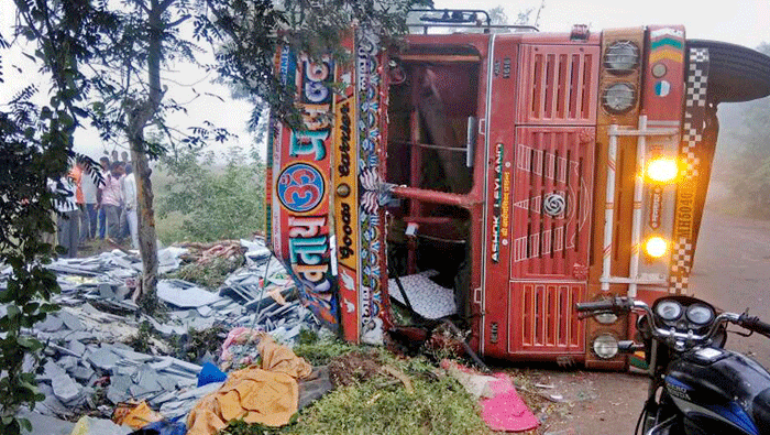 10 labourers killed as truck overturns in Indian state of Maharashtra