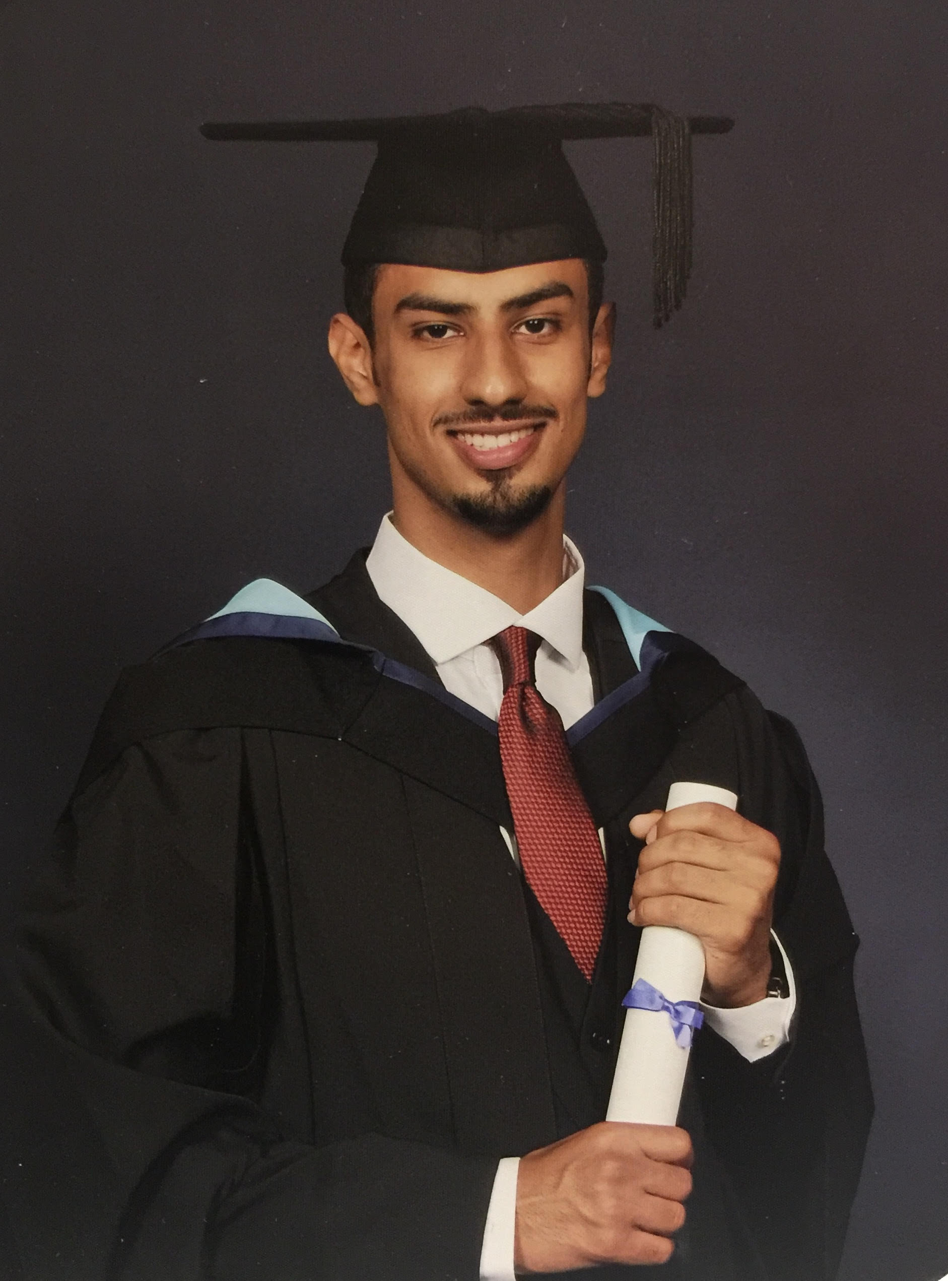 طالب عماني يحقق إنجازًا مشرفًا بجامعة بريطانية