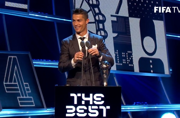 عاجل| رونالدو يحصد جائزة أفضل لاعب بالعالم