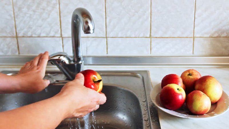 إن كنت تغسل التفاح بالماء.. توقف فورا
