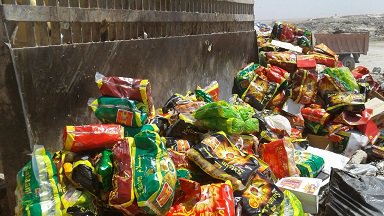 "بلدية ظفار" تتلف 1236 كجم من الأغذية و3615 لترًا من المشروبات