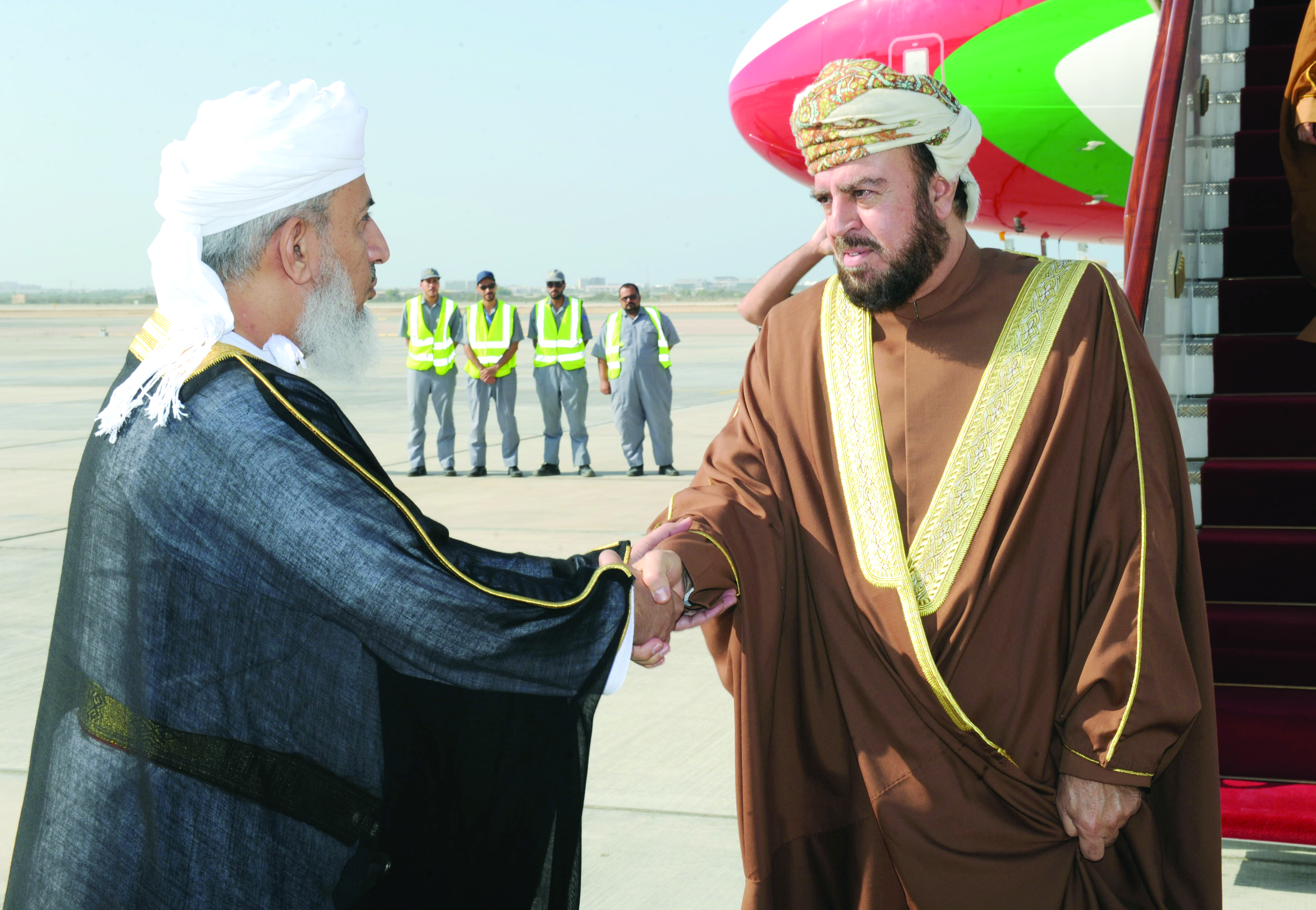 أسعد بن طارق يعود إلى البلاد