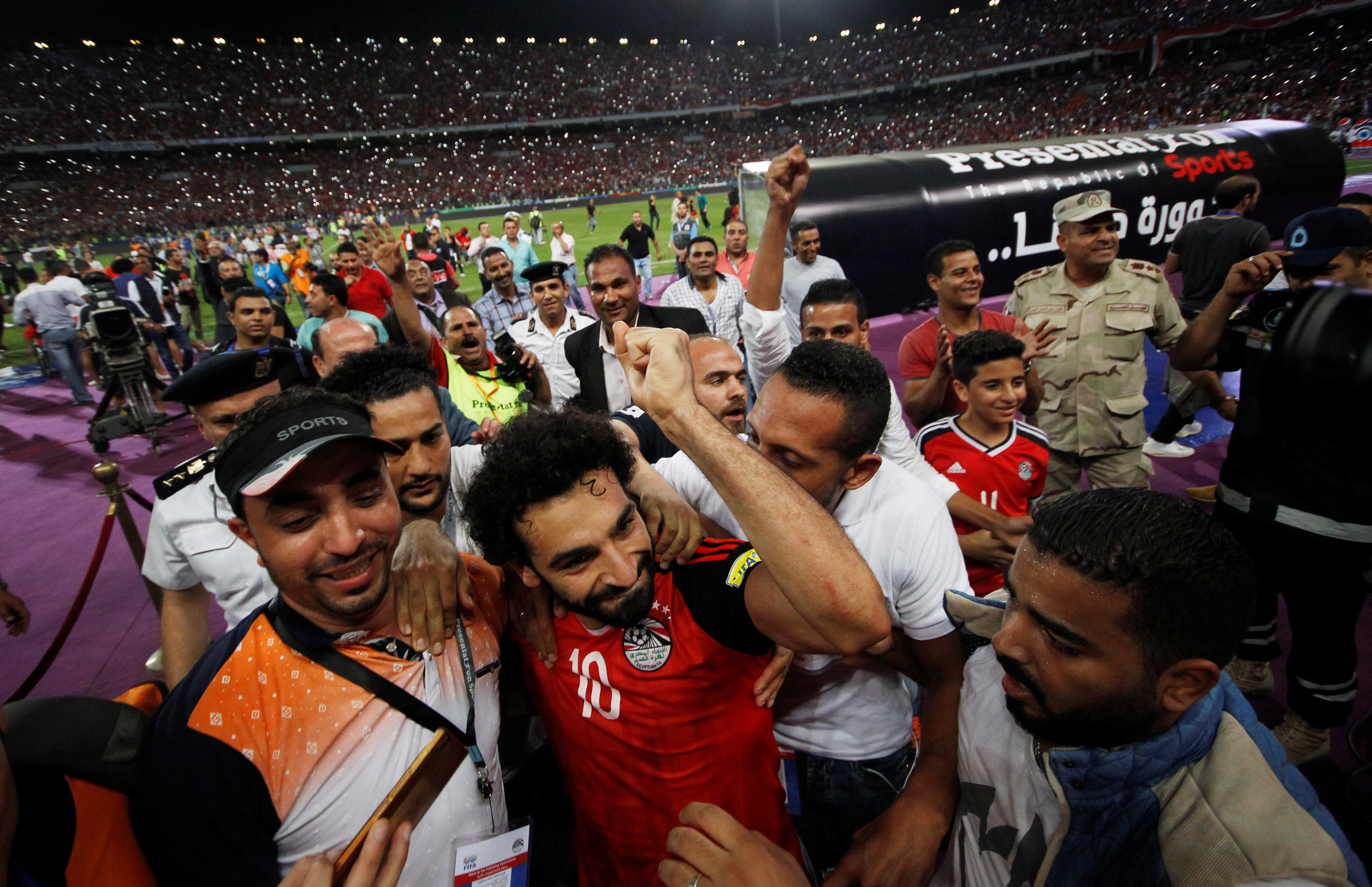 المصريون يمضون ليلة تاريخية بعد التأهل إلى مونديال روسيا 2018