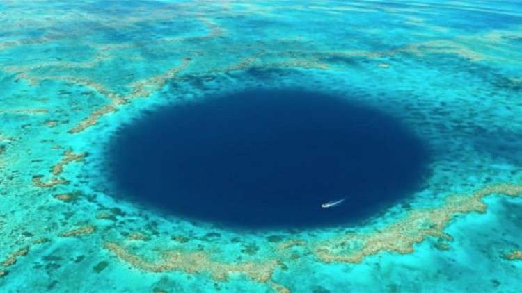 علماء استراليون يكتشفون حفرة زرقاء وسط الحاجز المرجاني العظيم