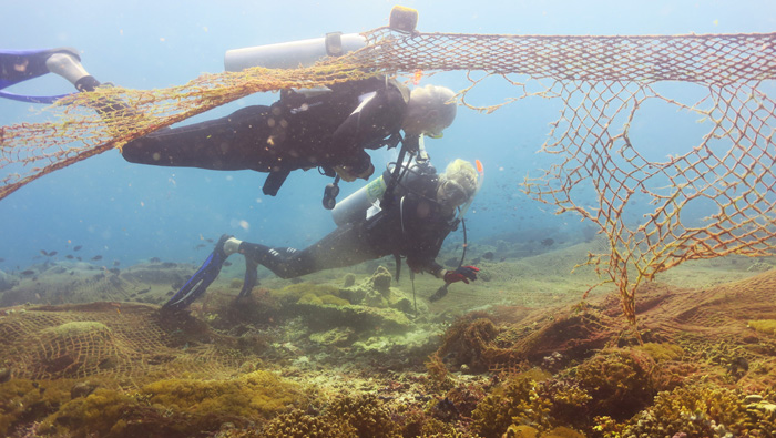 HSBC Bank organises seabed cleaning campaign in Daymaniyat Islands