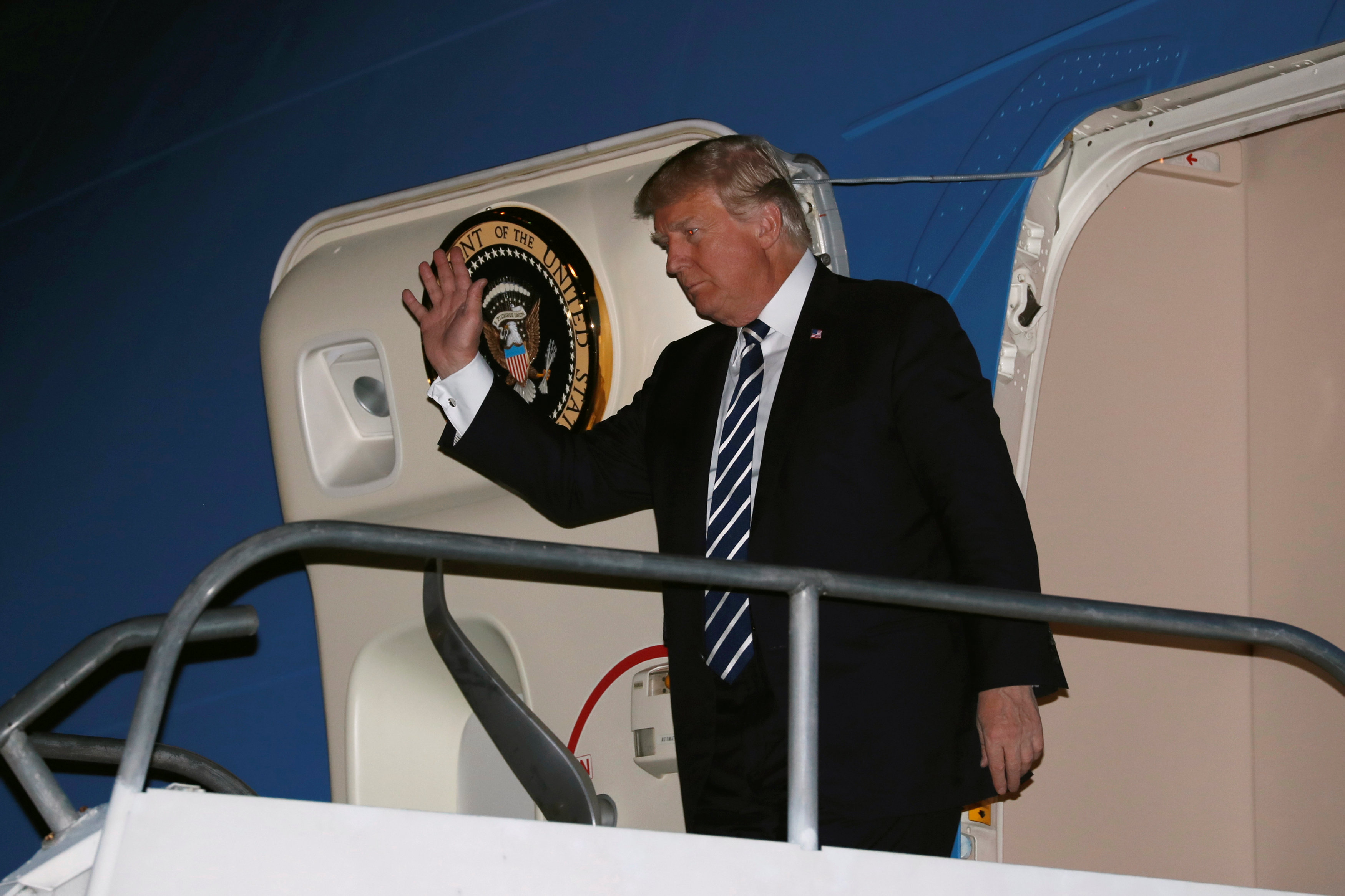 Trump lands in Philippines, offers to mediate on South China Sea
