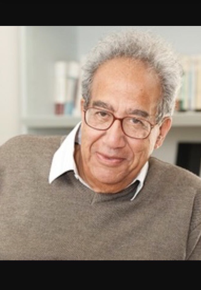 ماذا تعرف عن المصري الذي فاز بجائزة السلطان قابوس للثقافة والفنون والآداب
