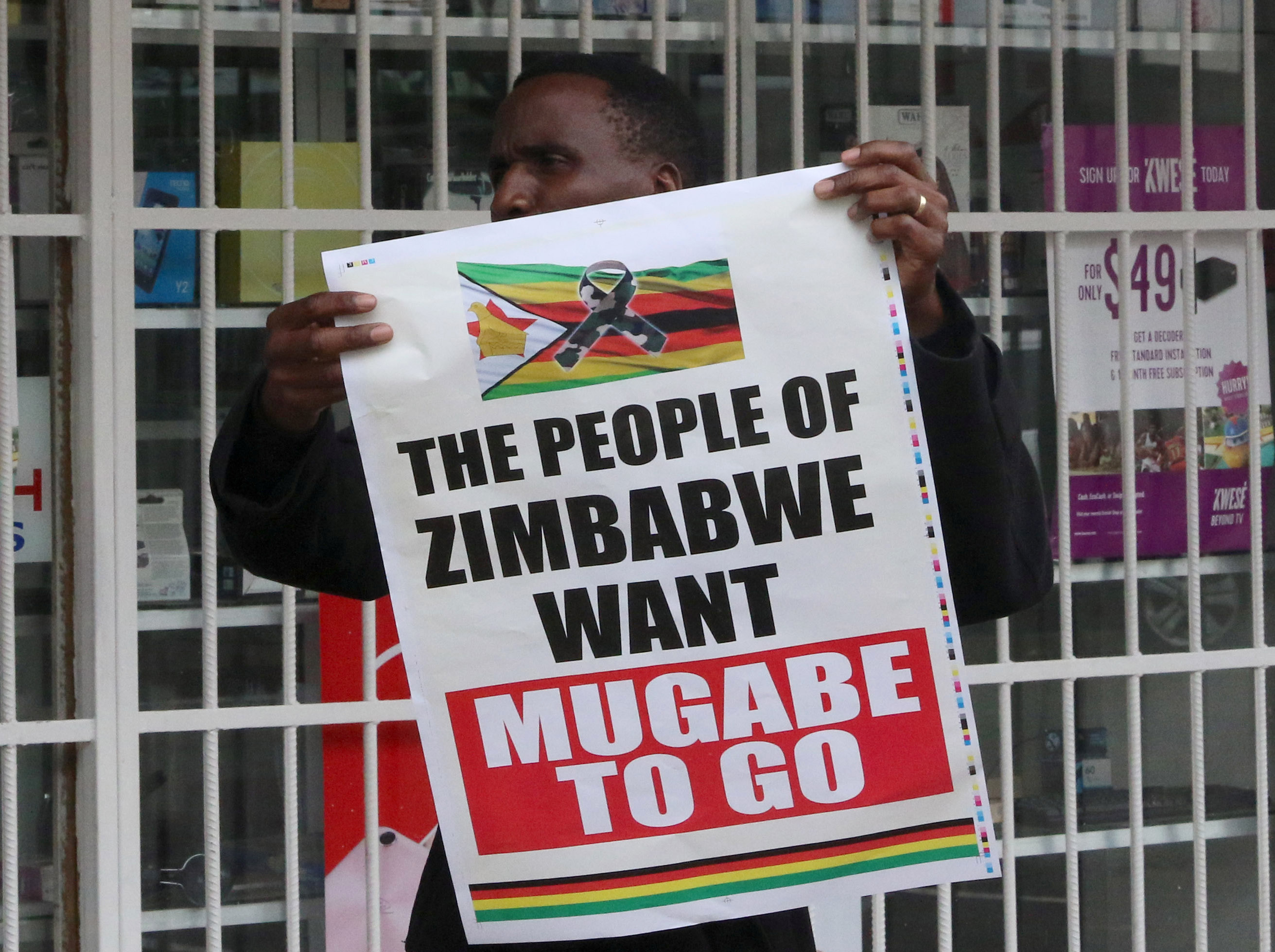 Zimbabweans flood Harare streets to celebrate expected downfall of Mugabe