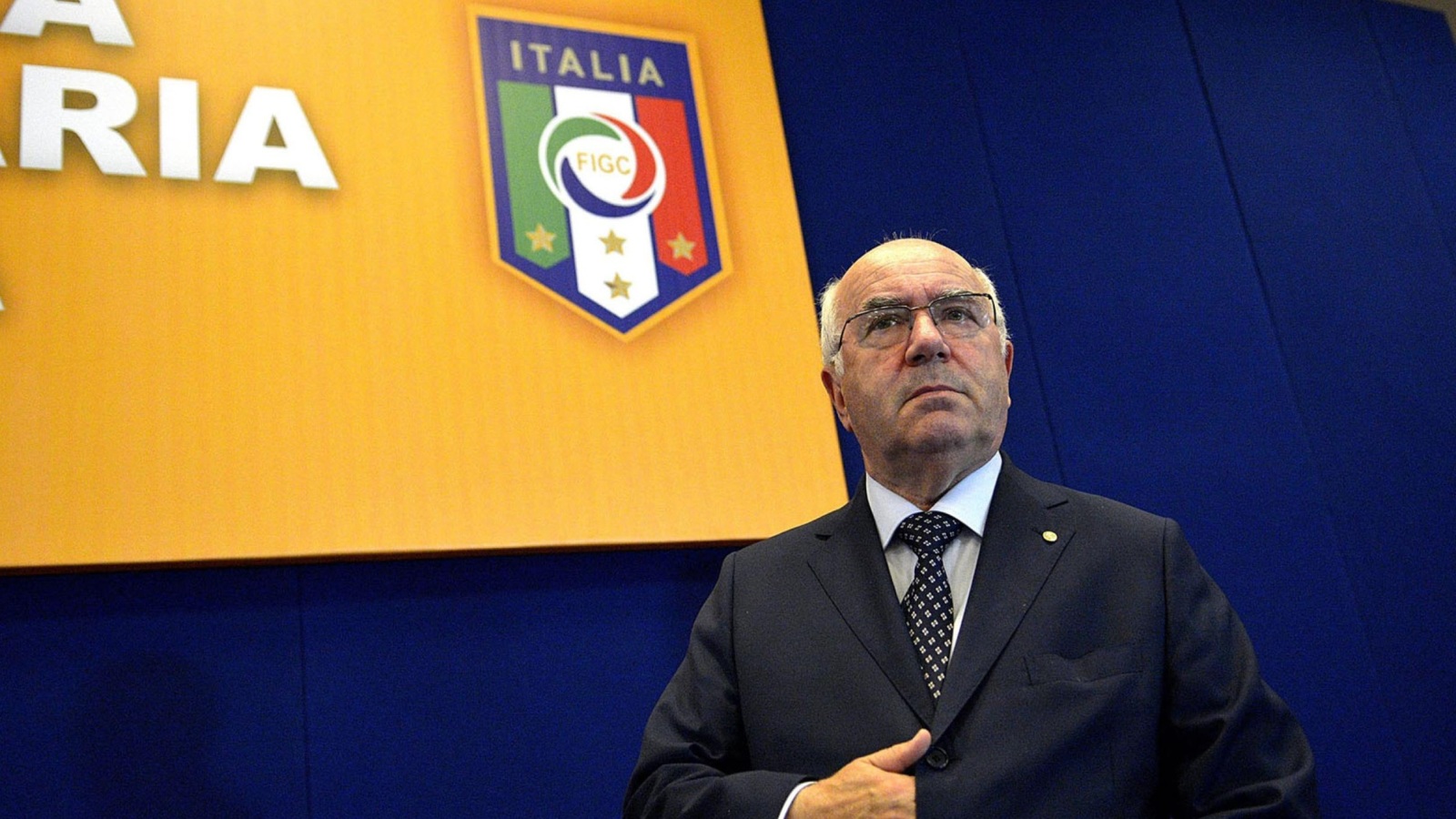 استقالة رئيس الاتحاد الايطالي لكرة القدم