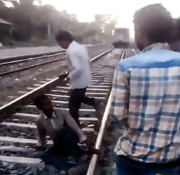 شاهد: ماذا حدث لهندي سقط أسفل عجلات قطار سريع ؟