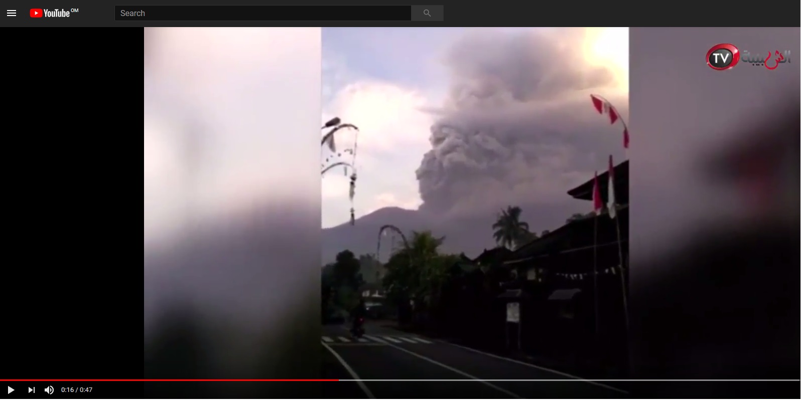 بالفيديو.. بركان أجونج في إندونيسيا ينفث رماده بارتفاع 3 آلاف متر