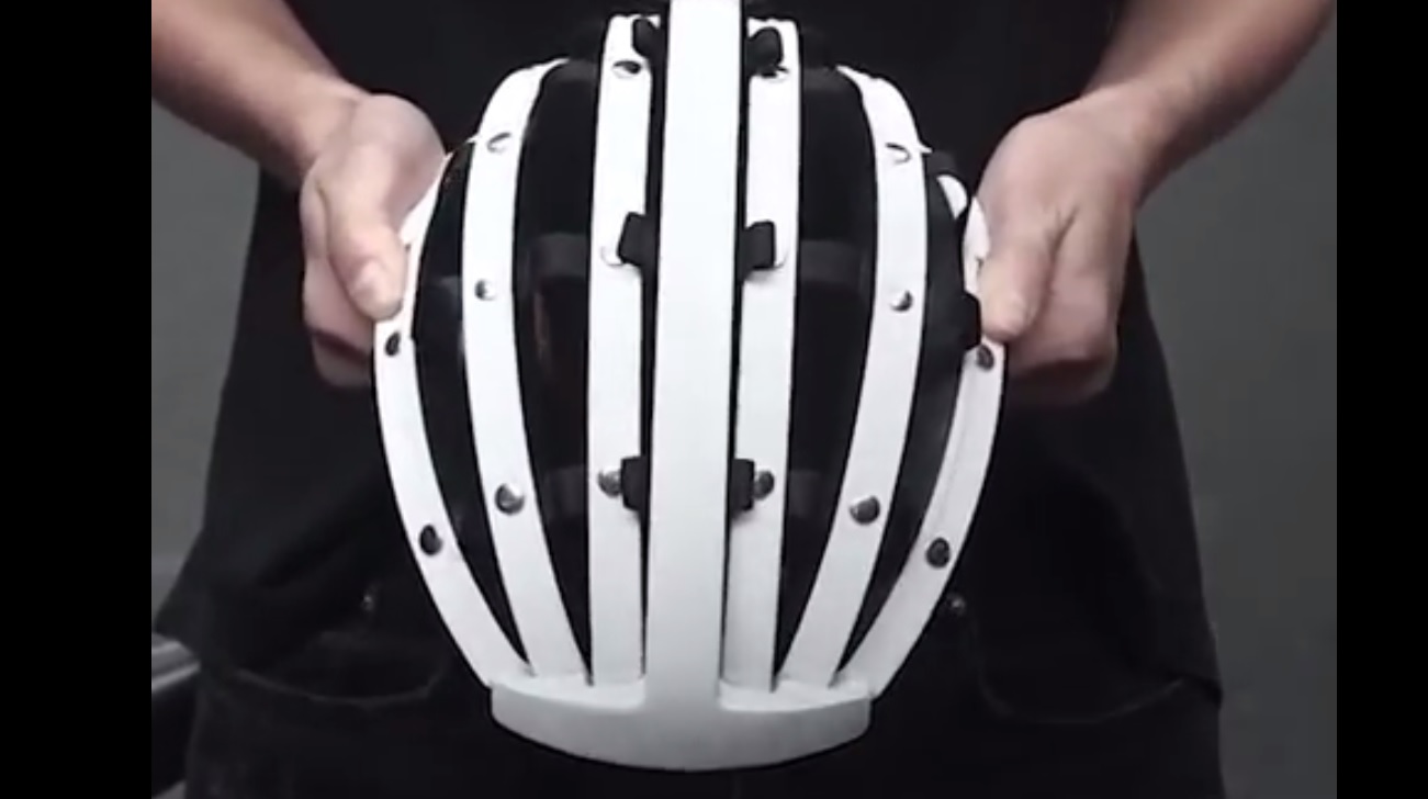 بالفيديو.. خوذة دراجة قابلة للطي وسهلة الحمل