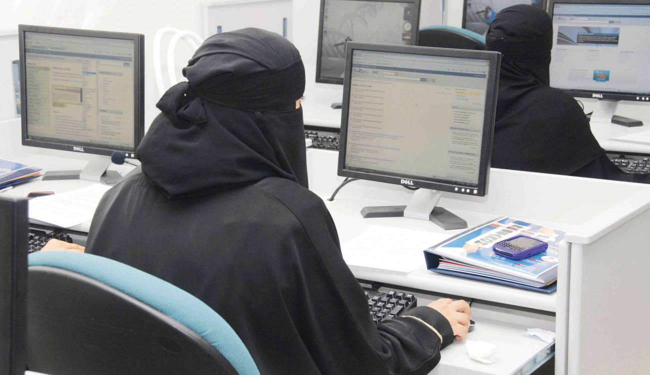 ماذا تفعلين إذا تعرضت لتهديد أو محاولة إبتزاز في عملك ؟