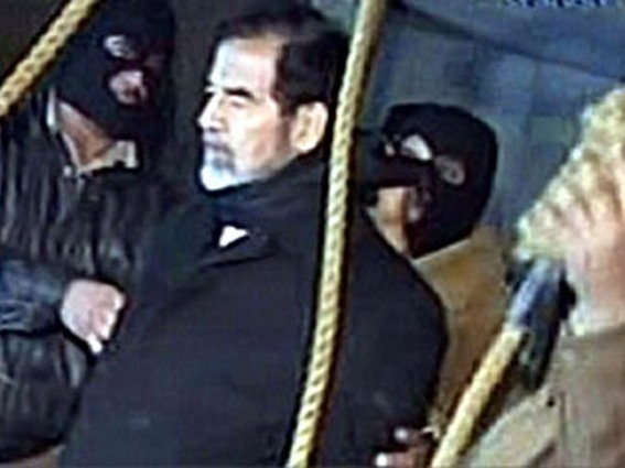الجندي الذي أعدم صدام حسين يكشف أدق تفاصيل لحظاته الأخيرة