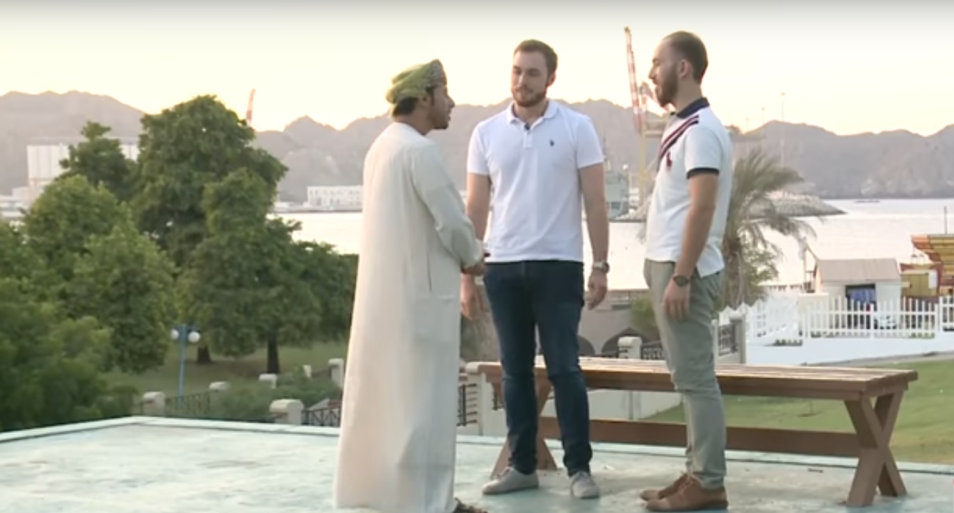 بالفيديو.. بريطاني وتركي يجيدان التحدث باللهجة العمانية