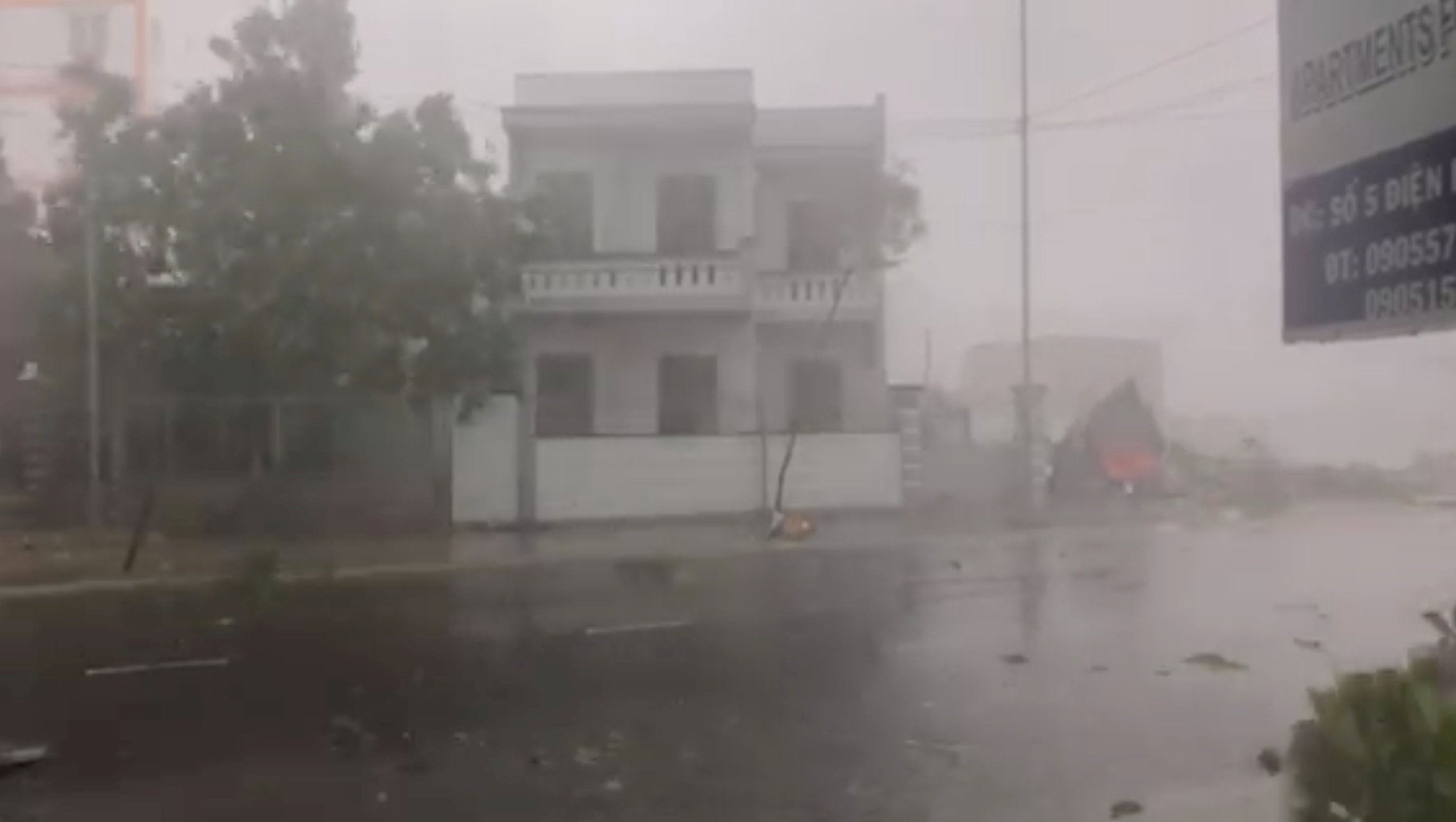 At least 19 killed as Typhoon Damrey sweeps into Vietnam
