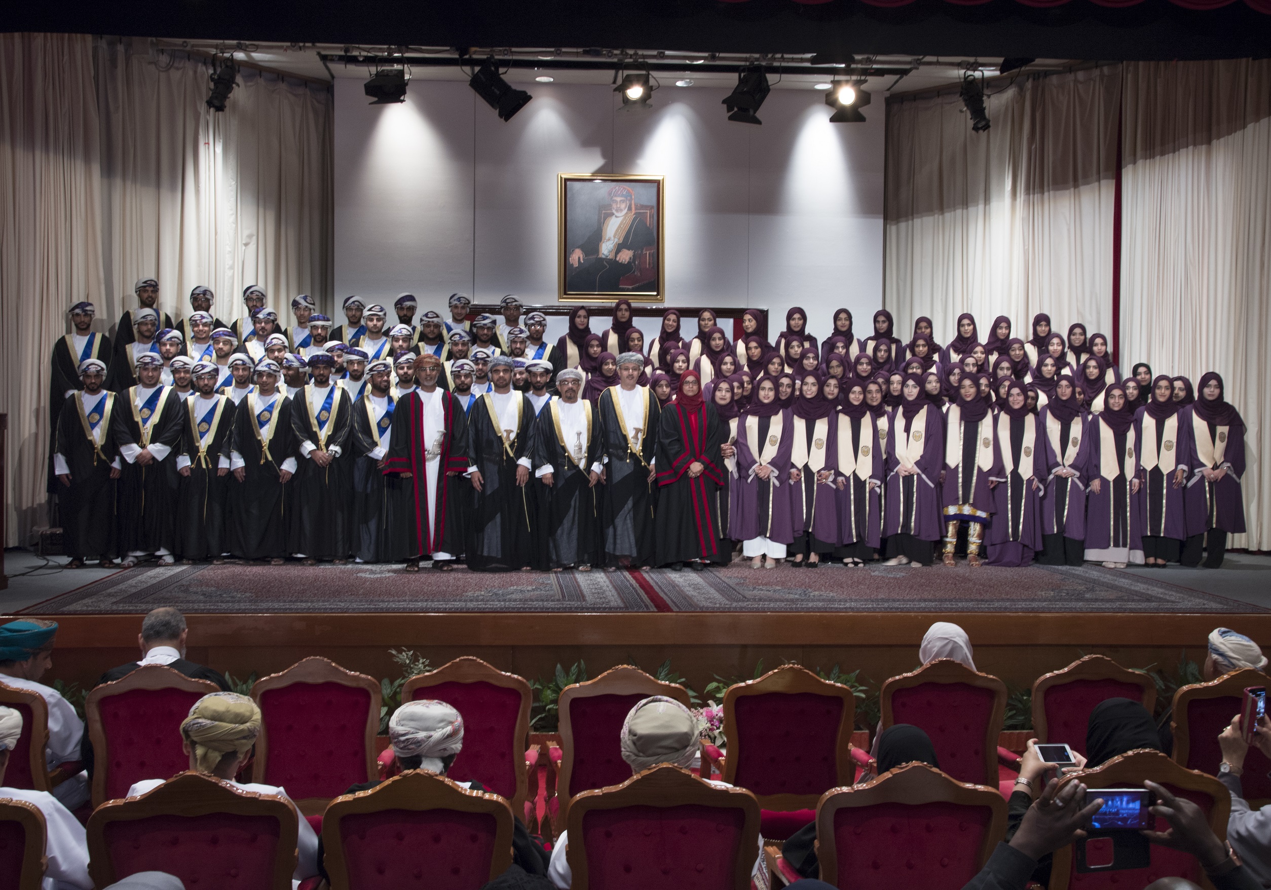 117 طبيبًا و100 ممرض يؤدون القسم بجامعة السلطان قابوس