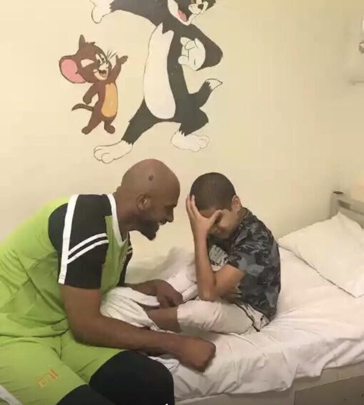 علي الحبسي يحقق حلم طفل مصاب بورم في المستشفى السلطاني
