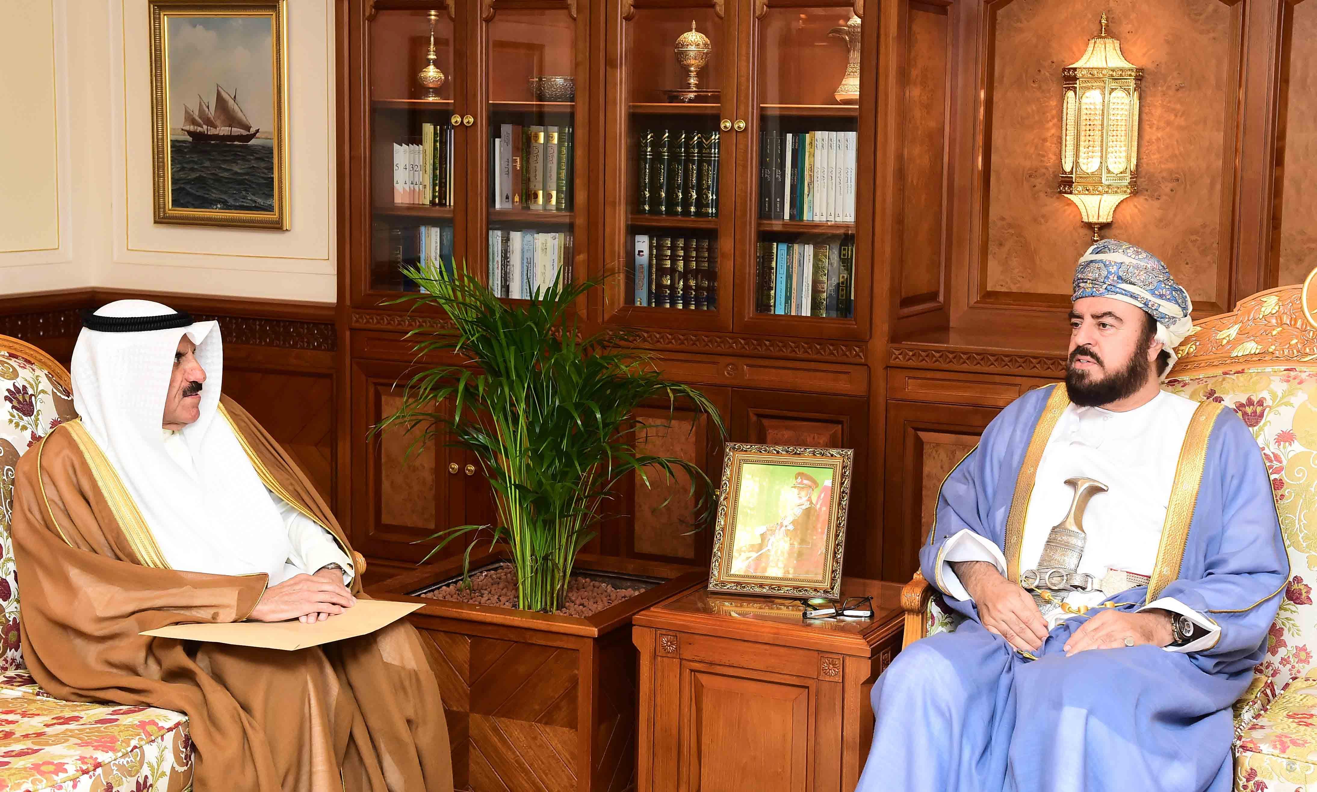 السيد أسعد بن طارق يستقبل السفير الكويتي
